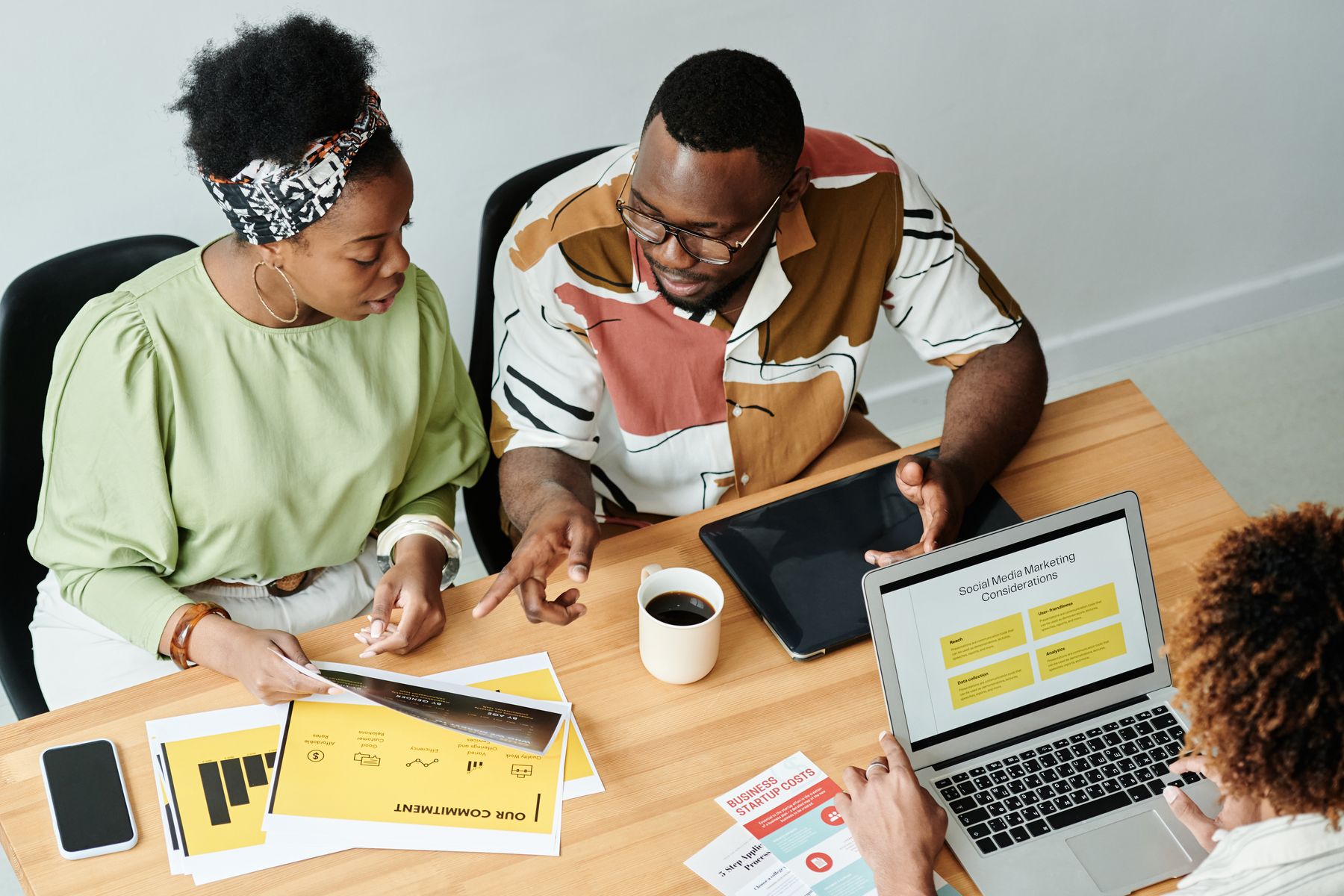 People examining SEO evidence together during practical learning